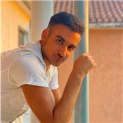 Englisch-Tutor, der für Kinder aller Altersgruppen unterrichtet